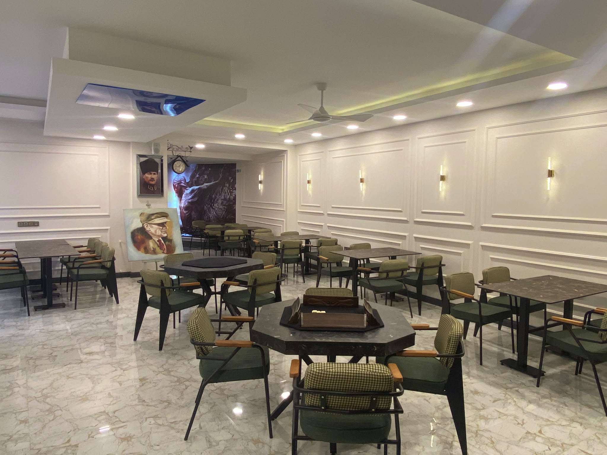 Emarin Cafe oturma alanı ve dekorasyon