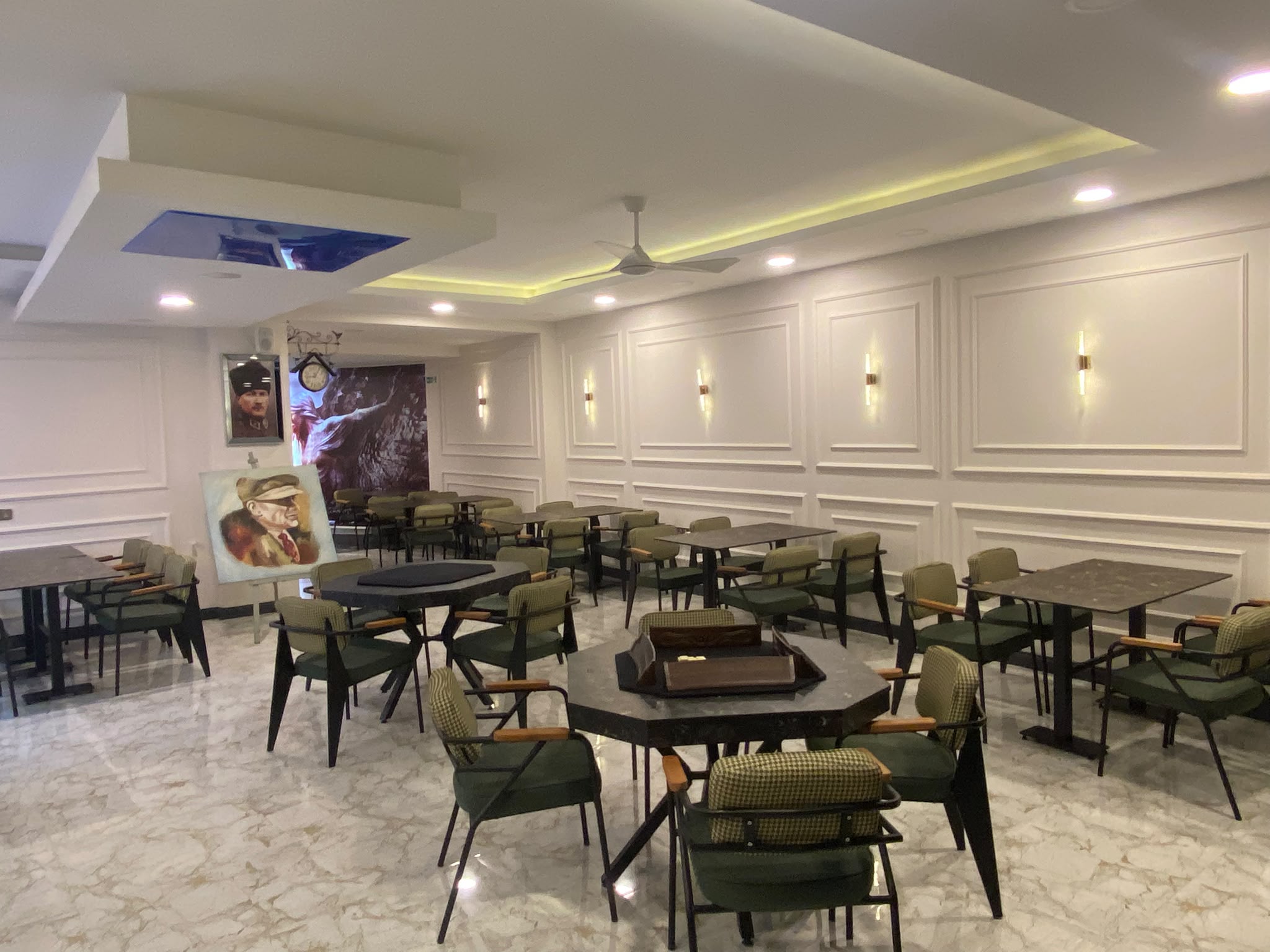 Emarin Cafe teras ve sosyal oturma alanı